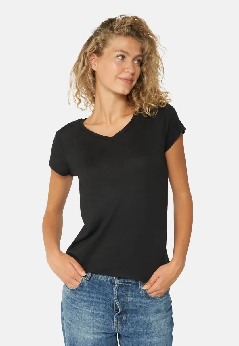 EASE V NECK T-SHIRT (Outlet)